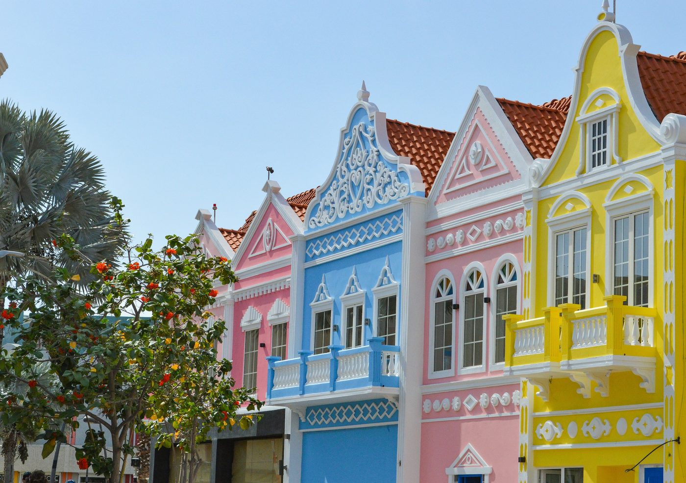 Fila de casas de colores con arquitectura holandesa en el centro de Oranjestad, Aruba