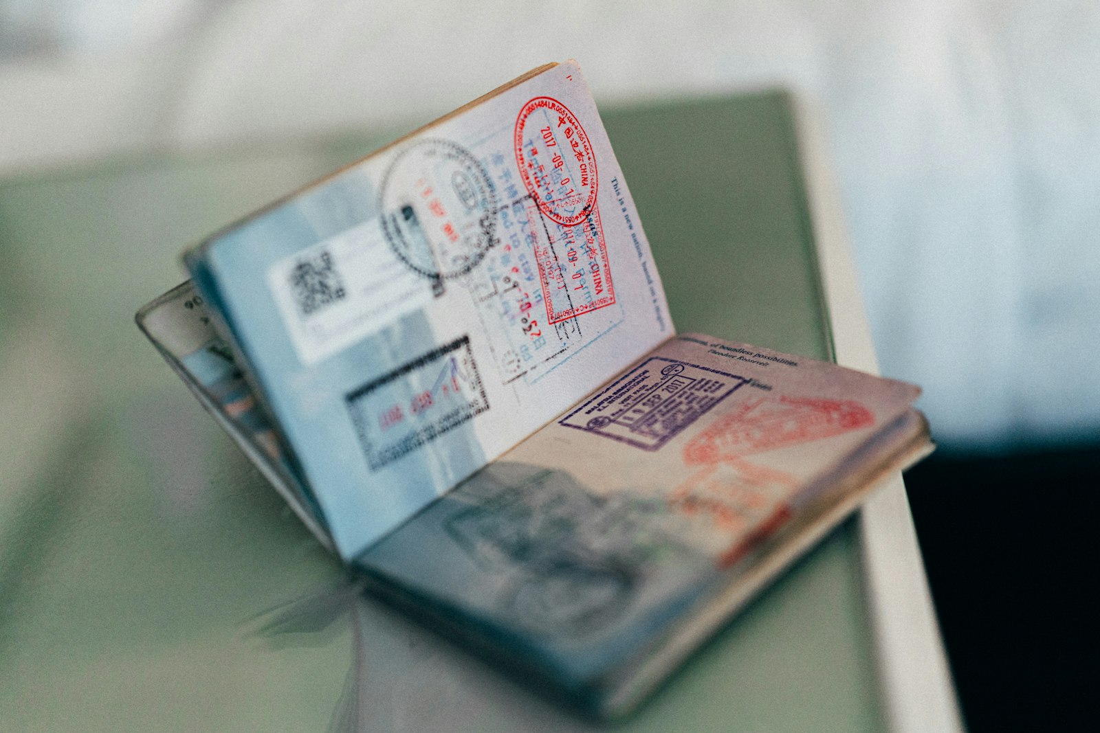 Pasaporte abierto con varios sellos de entrada y visas en sus páginas
