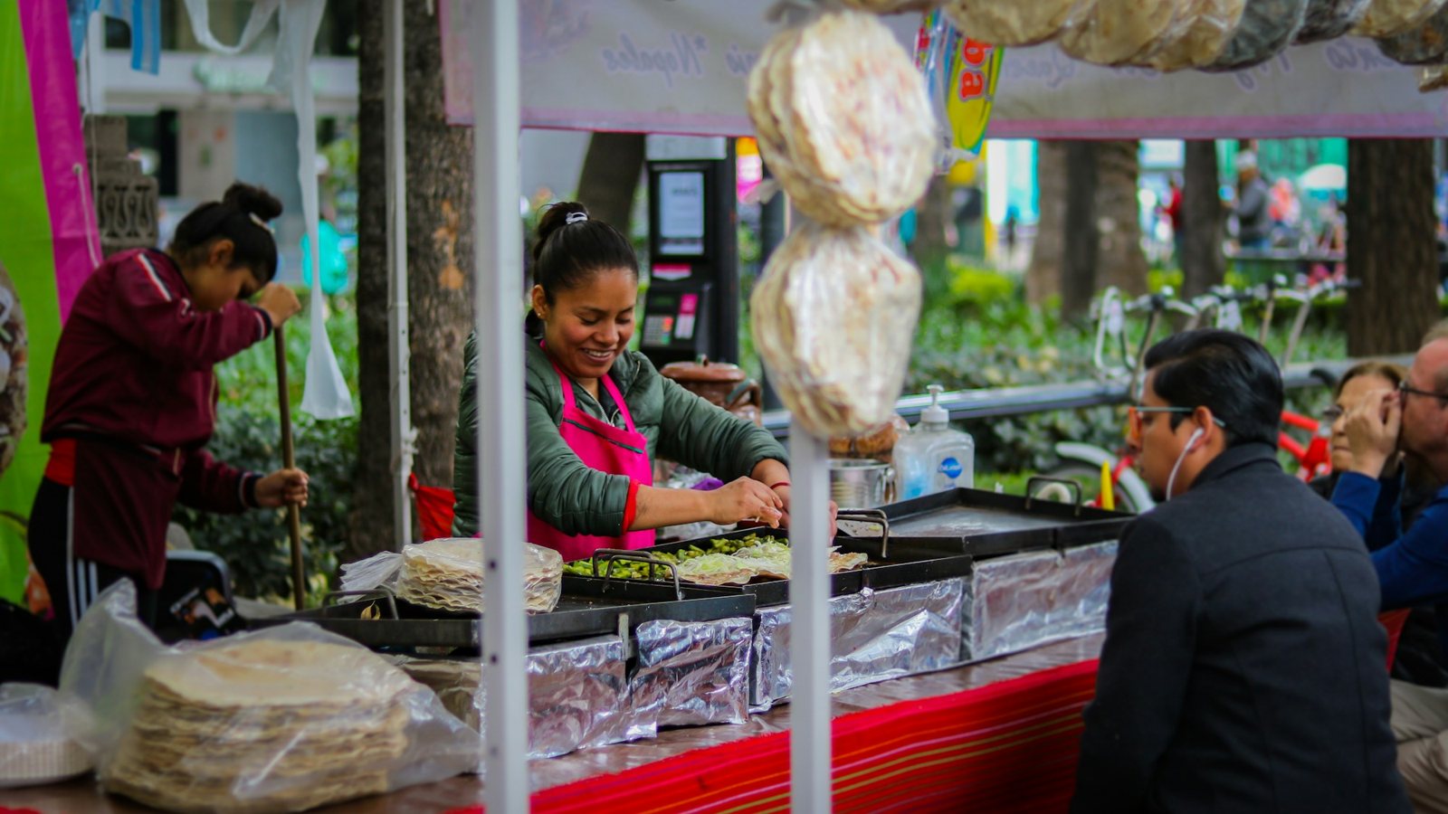 Cocinera preparando comida en un puesto callejero de Ciudad de México