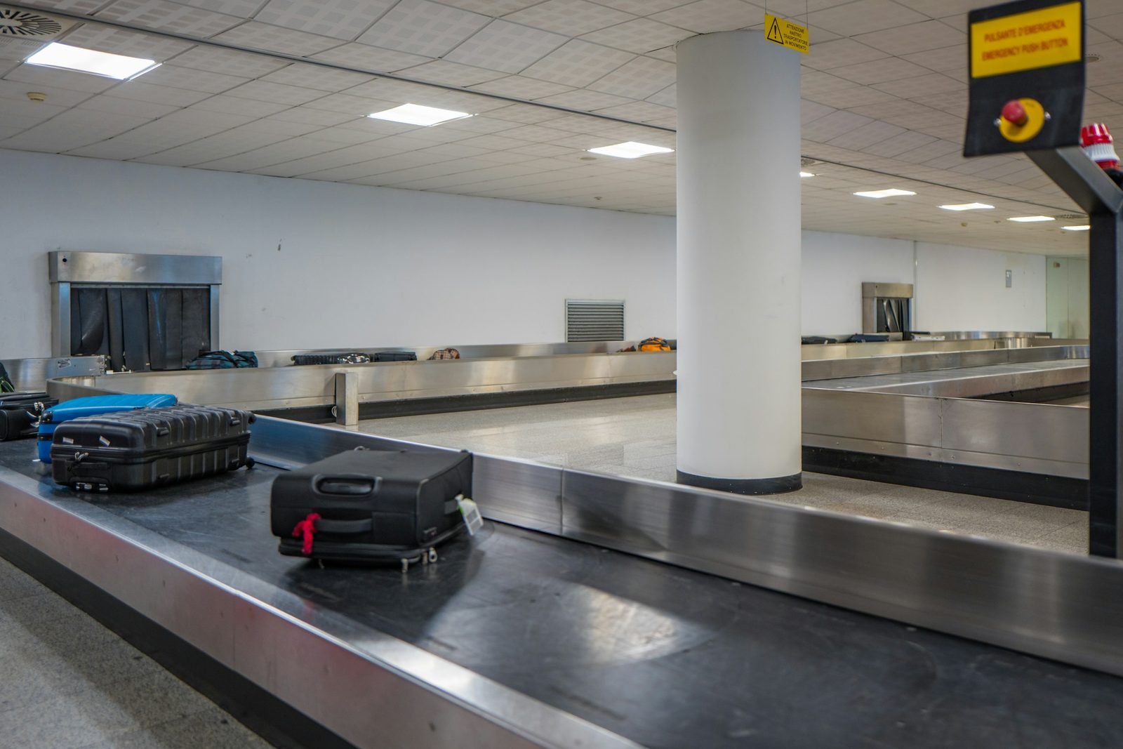 Maletas sobre la banda de entrega de equipaje de un aeropuerto