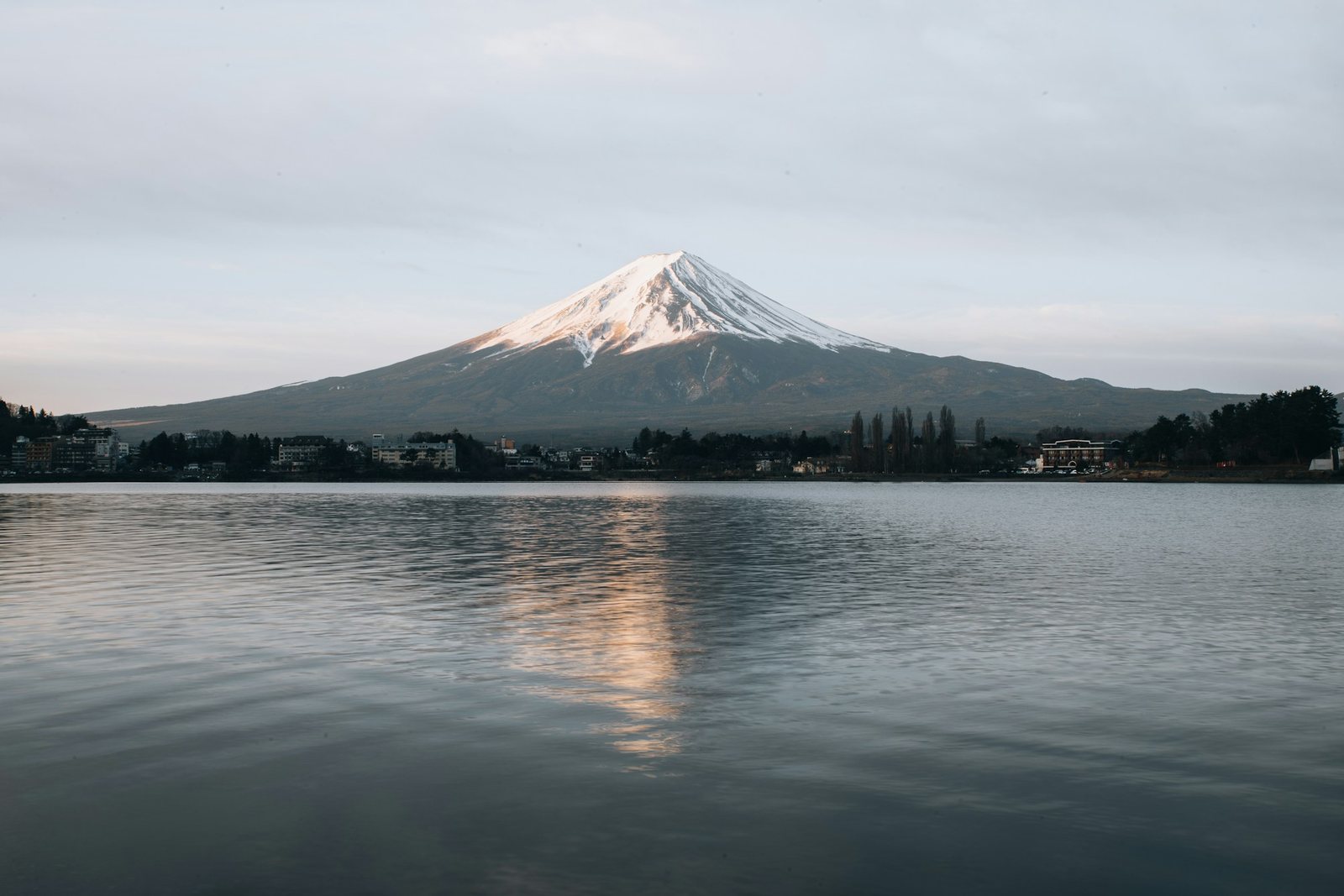 El monte Fuji reflejado en un lago de Japón