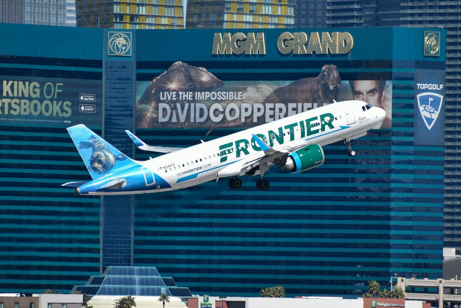 Avión de Frontier Airlines despegando