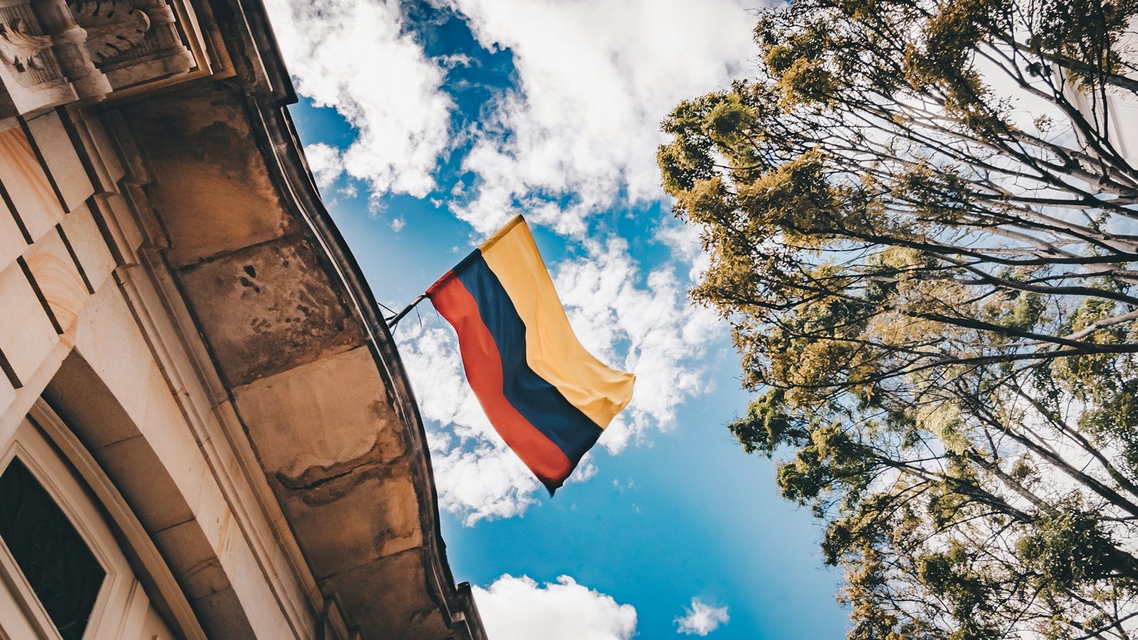 Bandera de Colombia ondeando en un edificio del centro de Bogotá