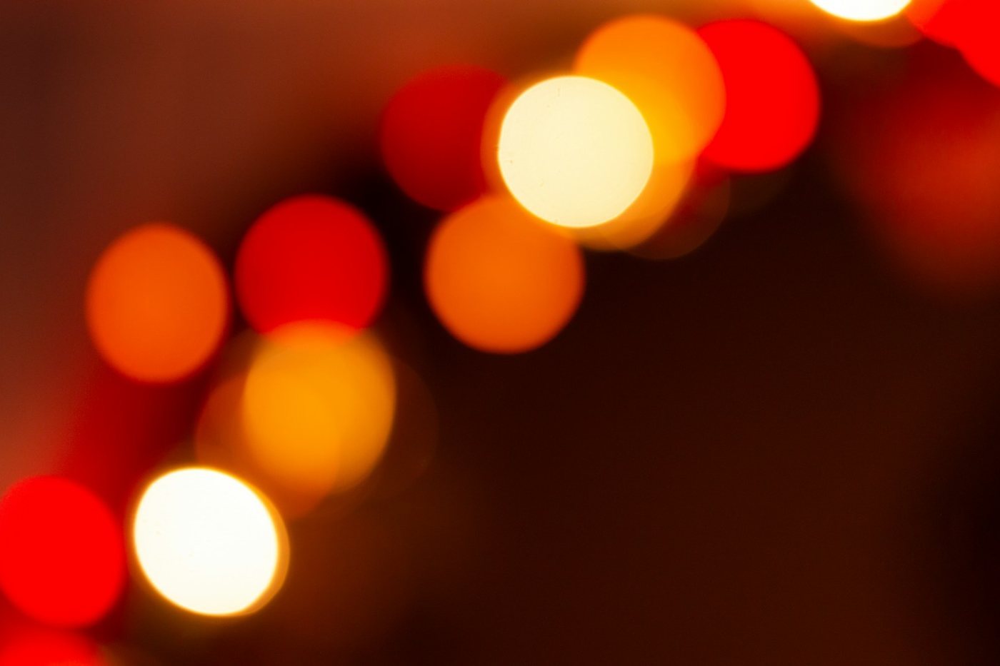 Luces de Navidad desenfocadas en tonos cálidos