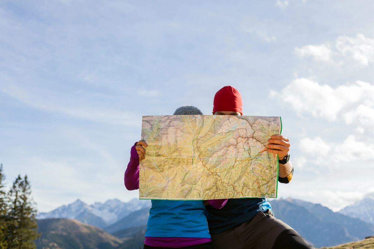 Viajero calculando el presupuesto de su viaje