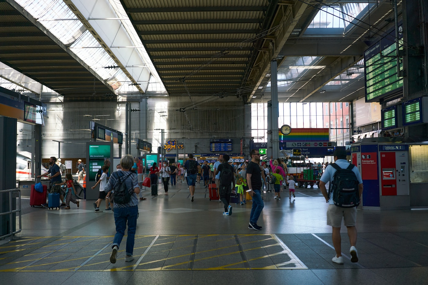 Viajeros caminando por una estación de tren europea