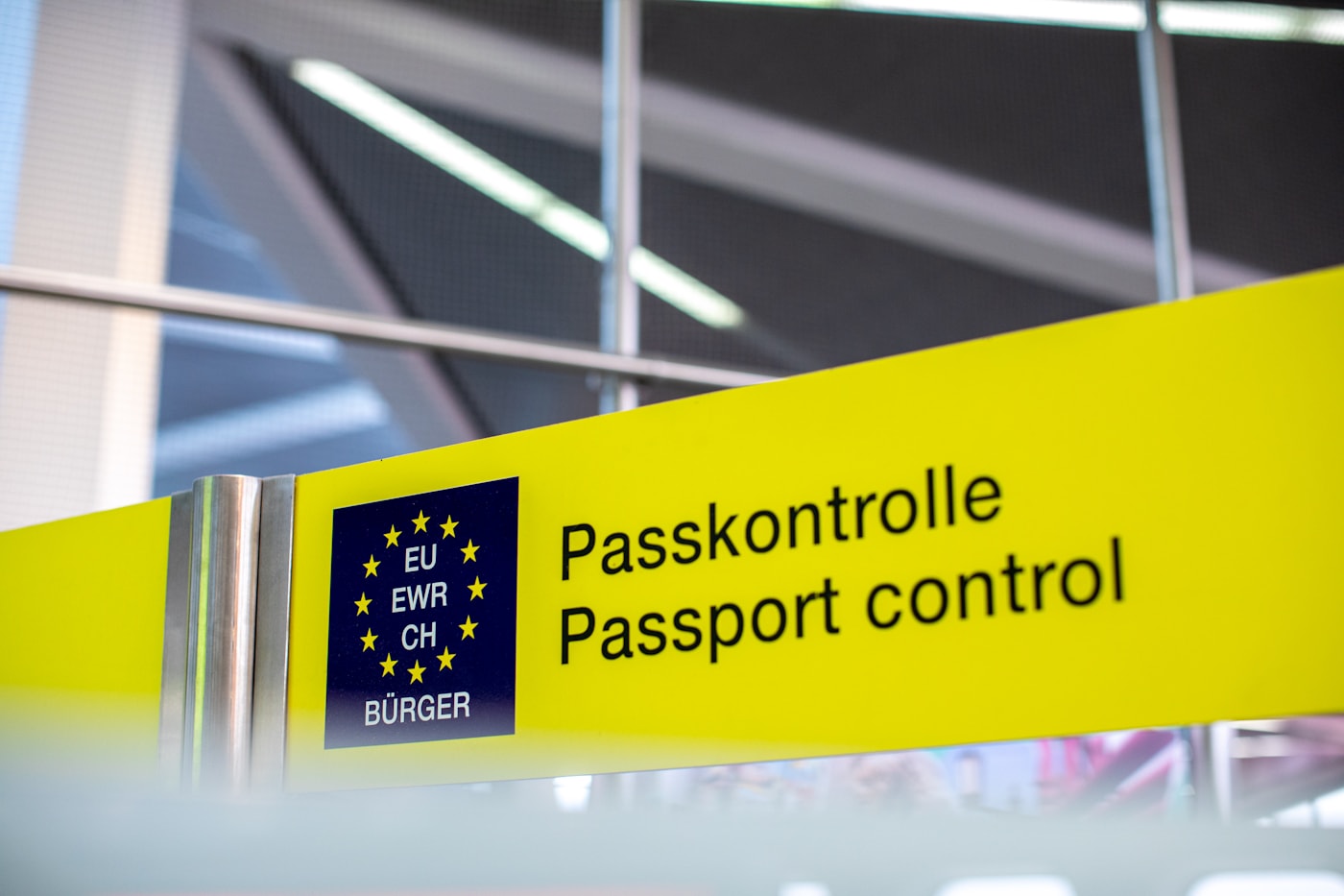 Cartel de control de pasaportes con la bandera de la Unión Europea en un aeropuerto europeo