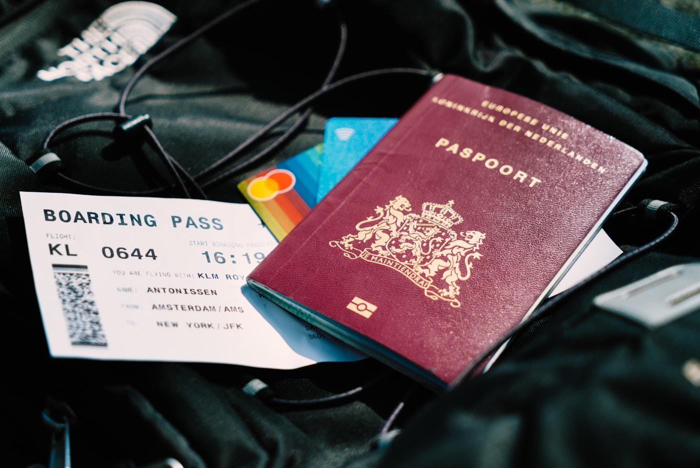 Pasaporte y pasabordo listos sobre un bolso de viaje