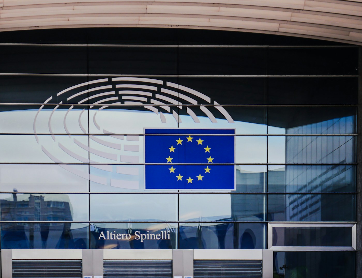 Bandera de la Unión Europea en la fachada del Parlamento Europeo