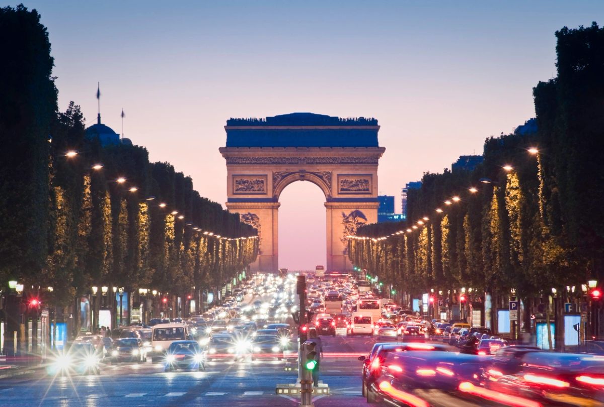 Ciudad europea al atardecer