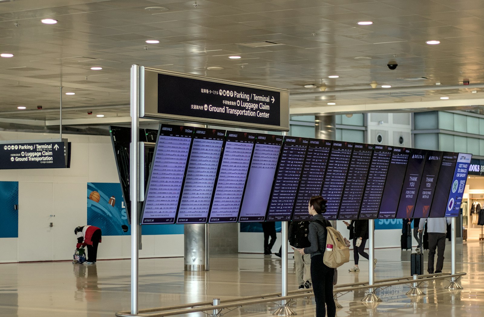 Viajero revisando la pantalla de vuelos en un aeropuerto