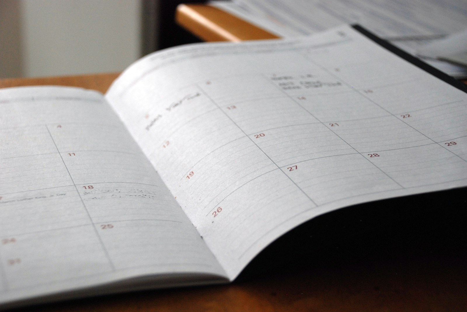 Agenda mensual abierta sobre un escritorio