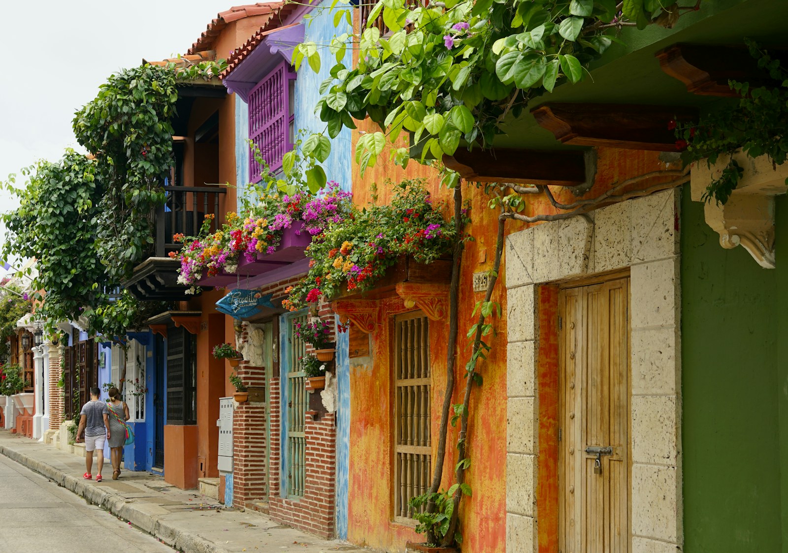 Calle de casas coloridas con balcones y flores en Cartagena