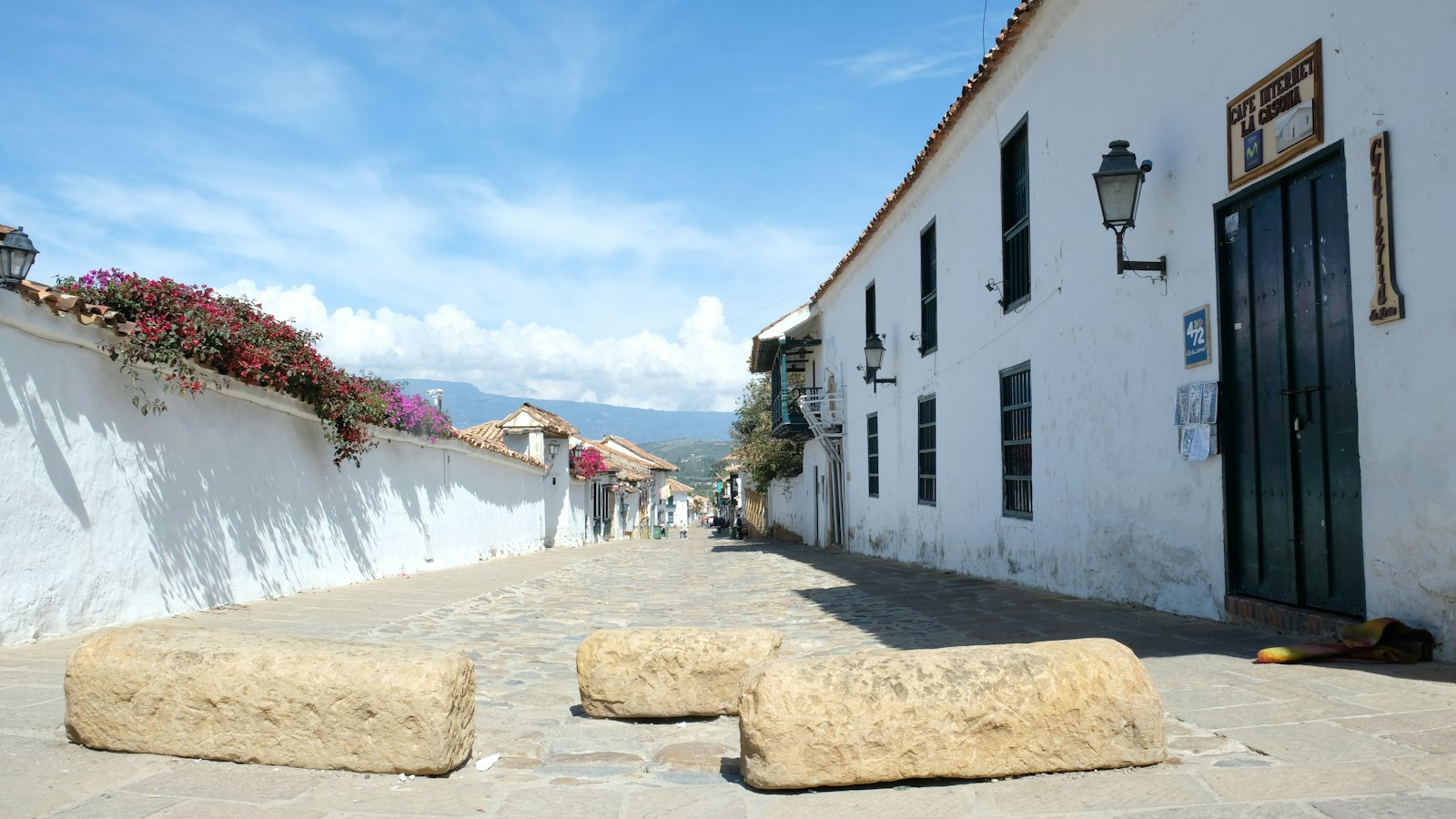 Casas blancas y calle empedrada en Villa de Leyva, Boyacá