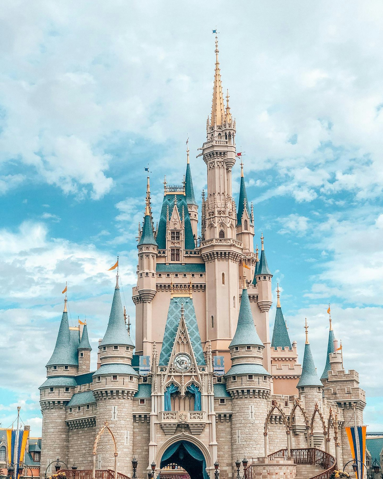 Castillo de Cenicienta en el parque Magic Kingdom de Orlando bajo un cielo con nubes