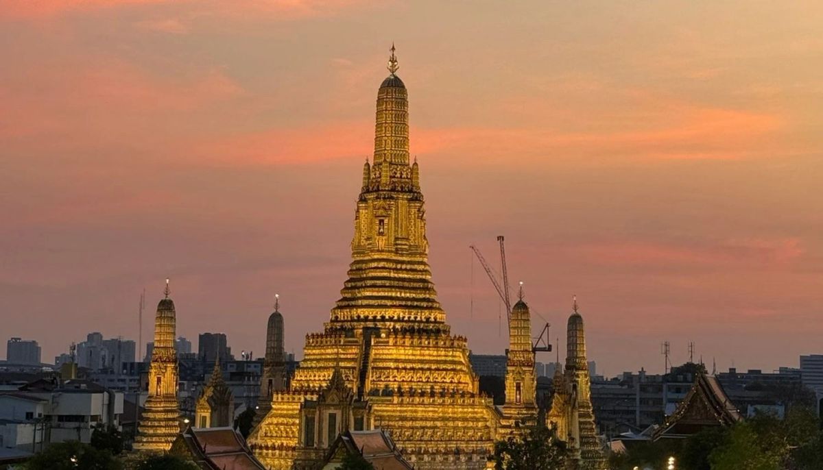 El templo Wat Arun a orillas del río Chao Phraya en Bangkok