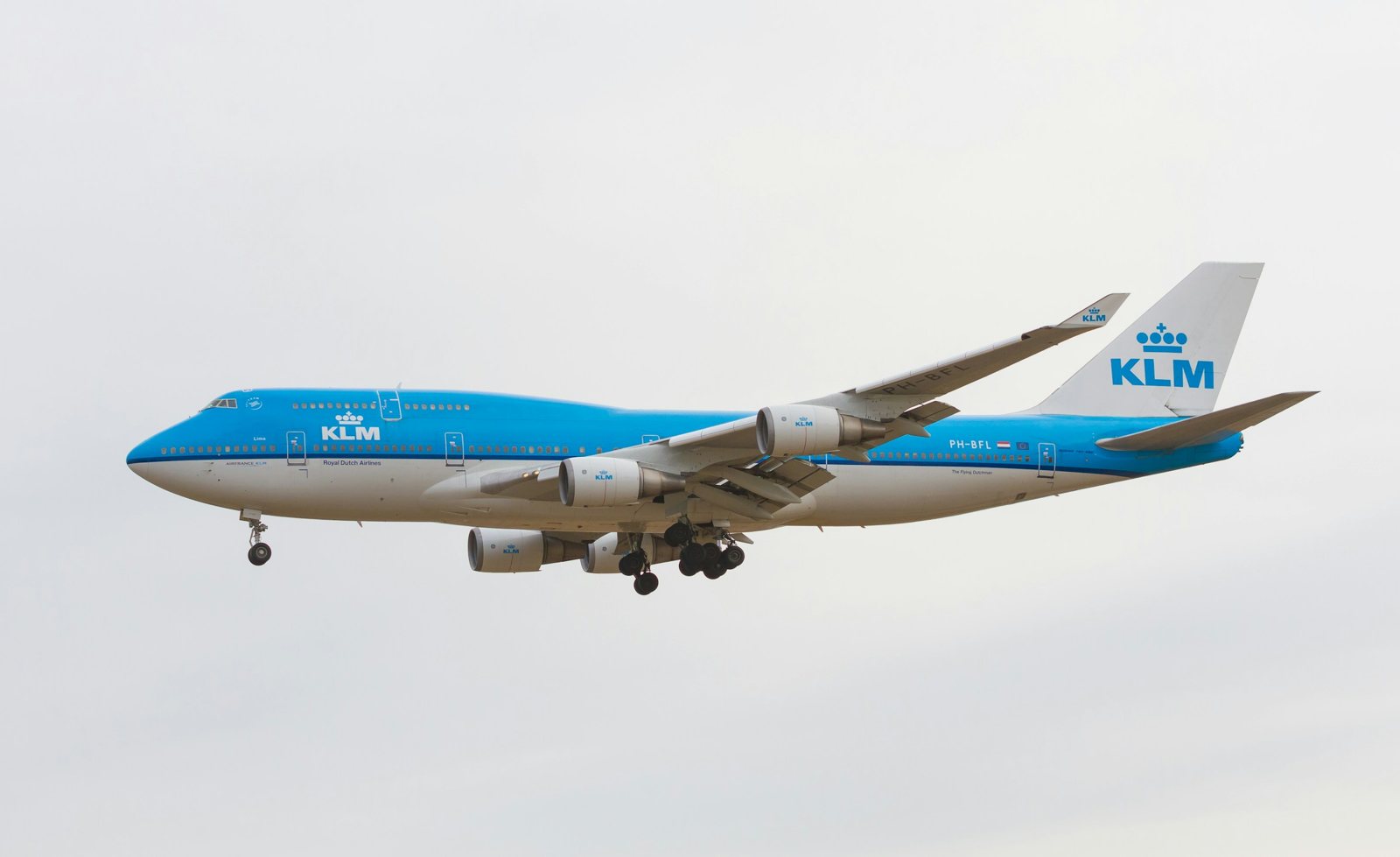 Boeing 747 de KLM en aproximación, con el tren de aterrizaje desplegado