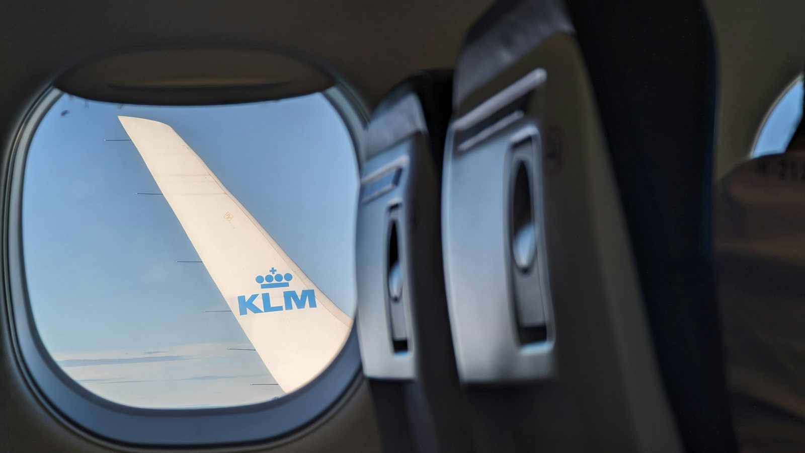 Ala de un avión de KLM vista desde la ventanilla
