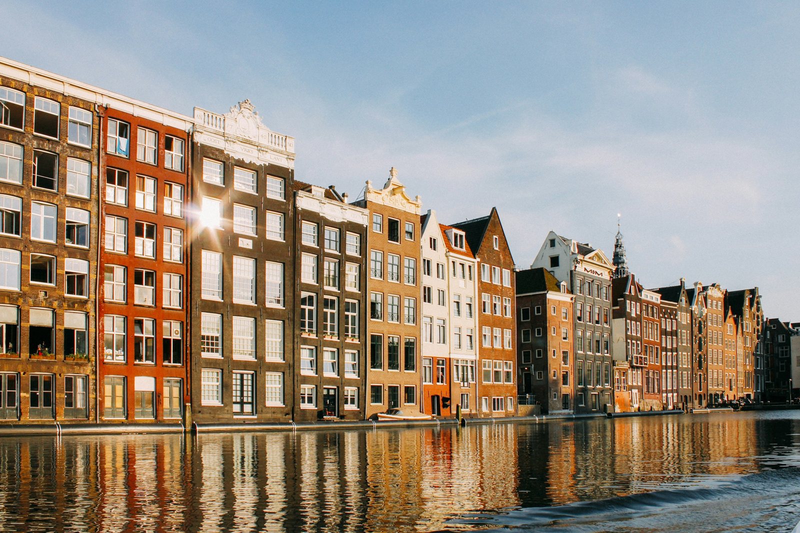 Casas tradicionales junto a un canal de Ámsterdam al atardecer