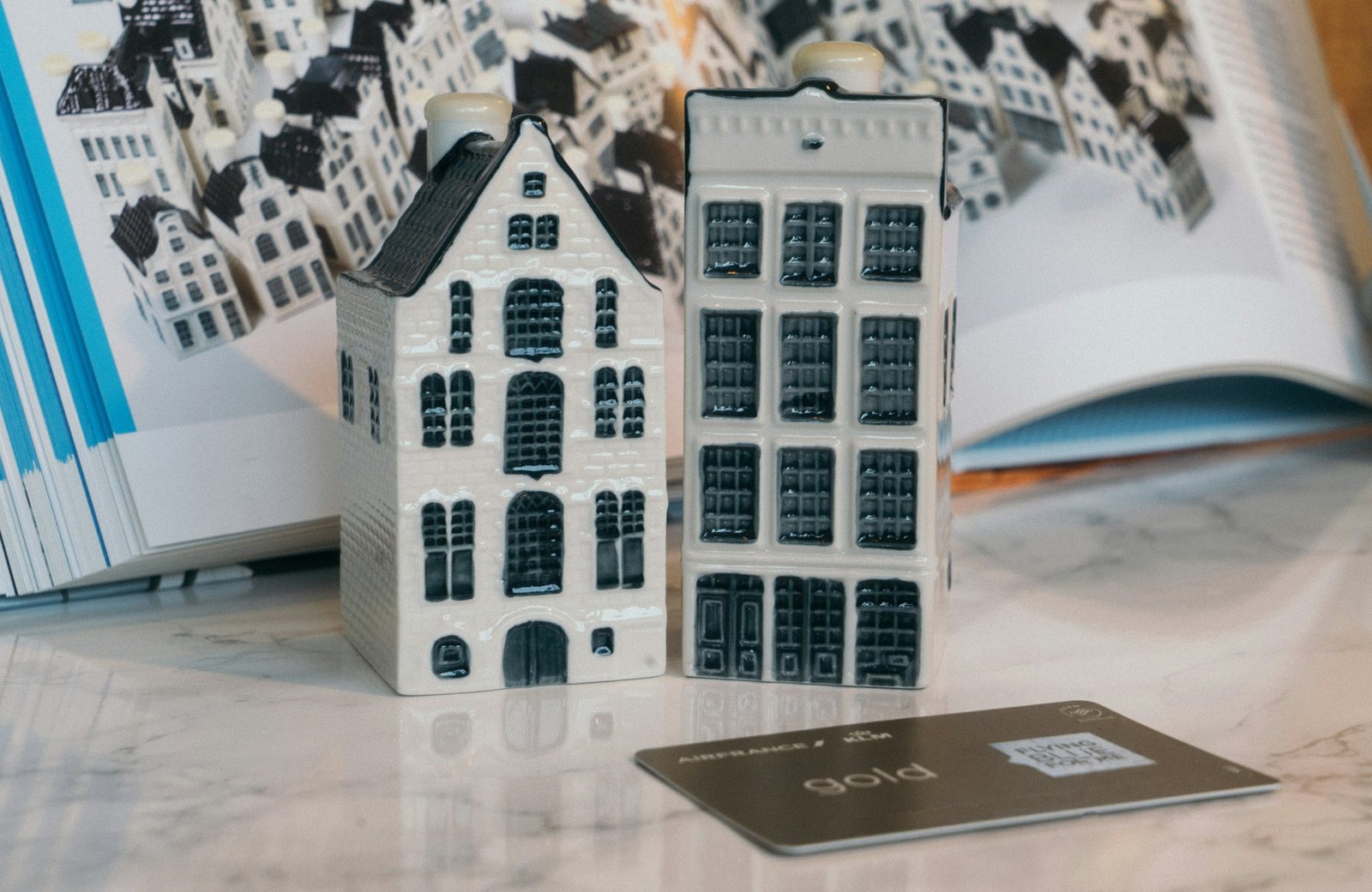 Dos casitas de porcelana azul de Delft de la colección de KLM