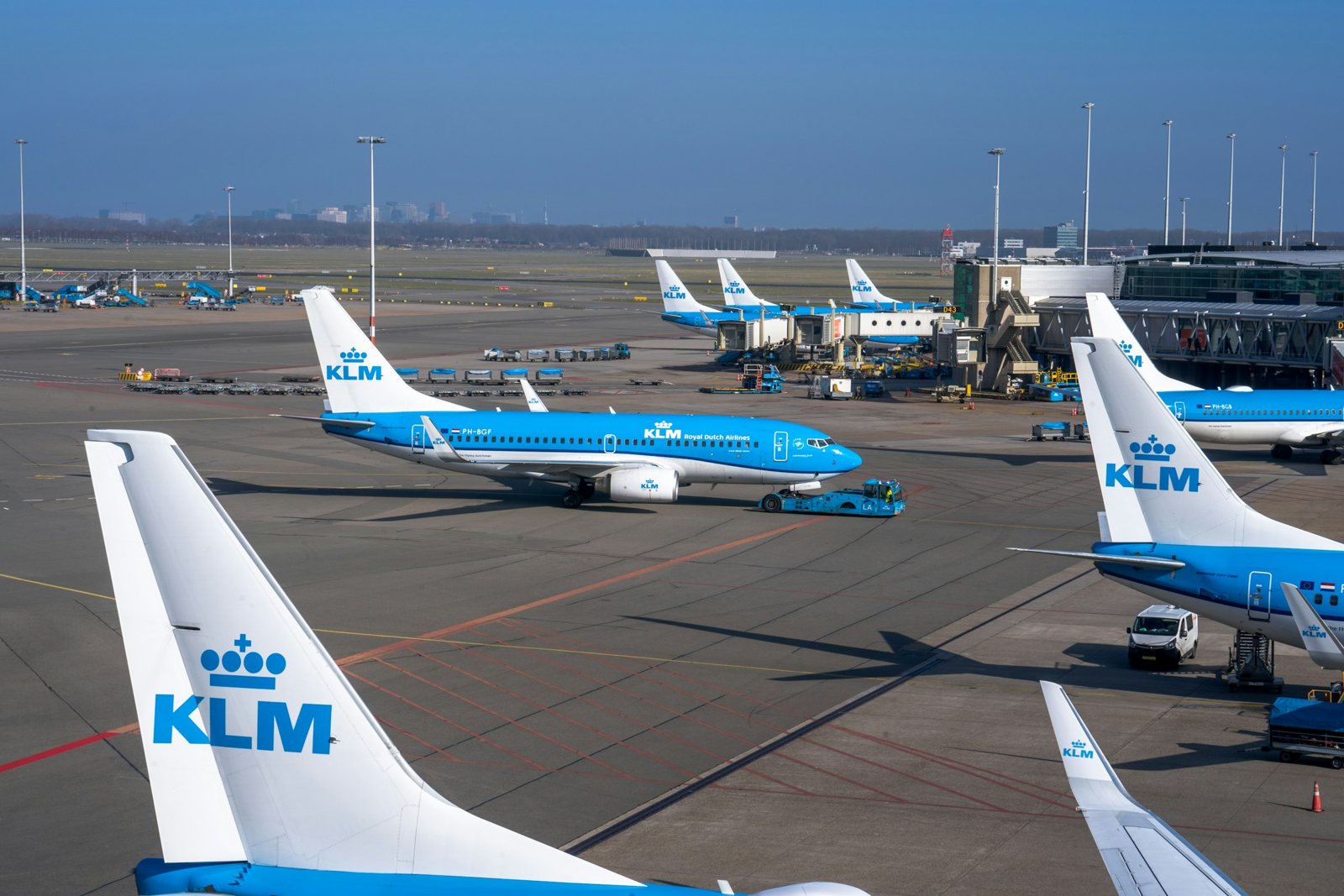 Aviones de KLM en la plataforma del aeropuerto de Ámsterdam Schiphol