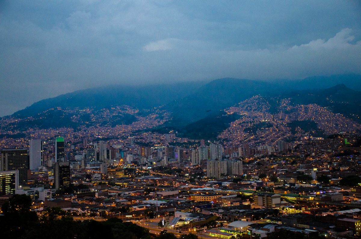 Medellín de noche desde la montaña, con las luces de la ciudad en el valle de Aburrá
