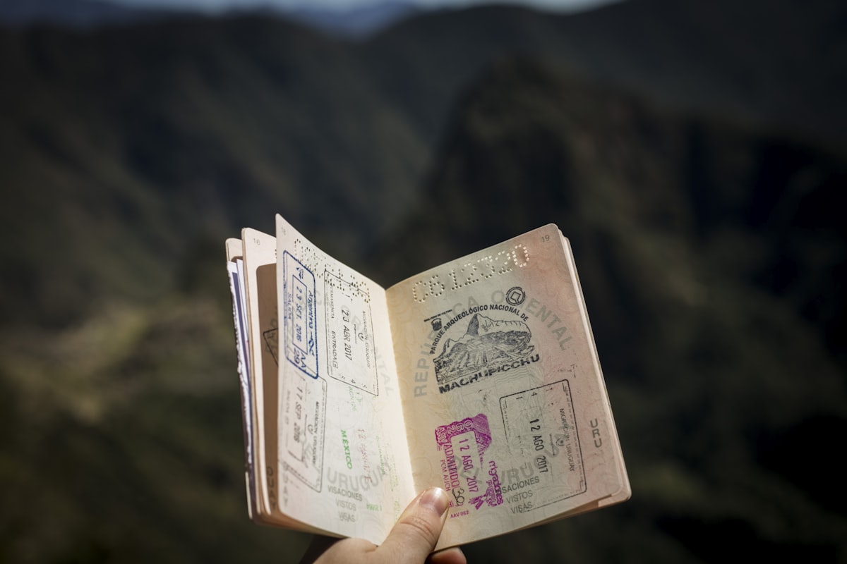 Pasaporte abierto con sellos de migración de varios países latinoamericanos