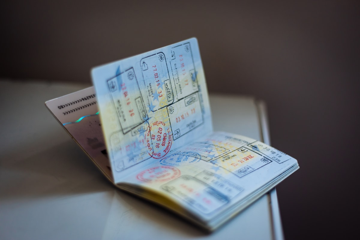 Pasaporte abierto sobre una mesa, con las páginas llenas de sellos de migración