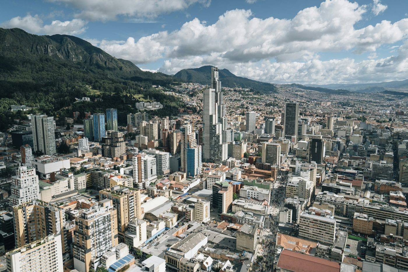 Vista aérea de Bogotá con los cerros orientales al fondo