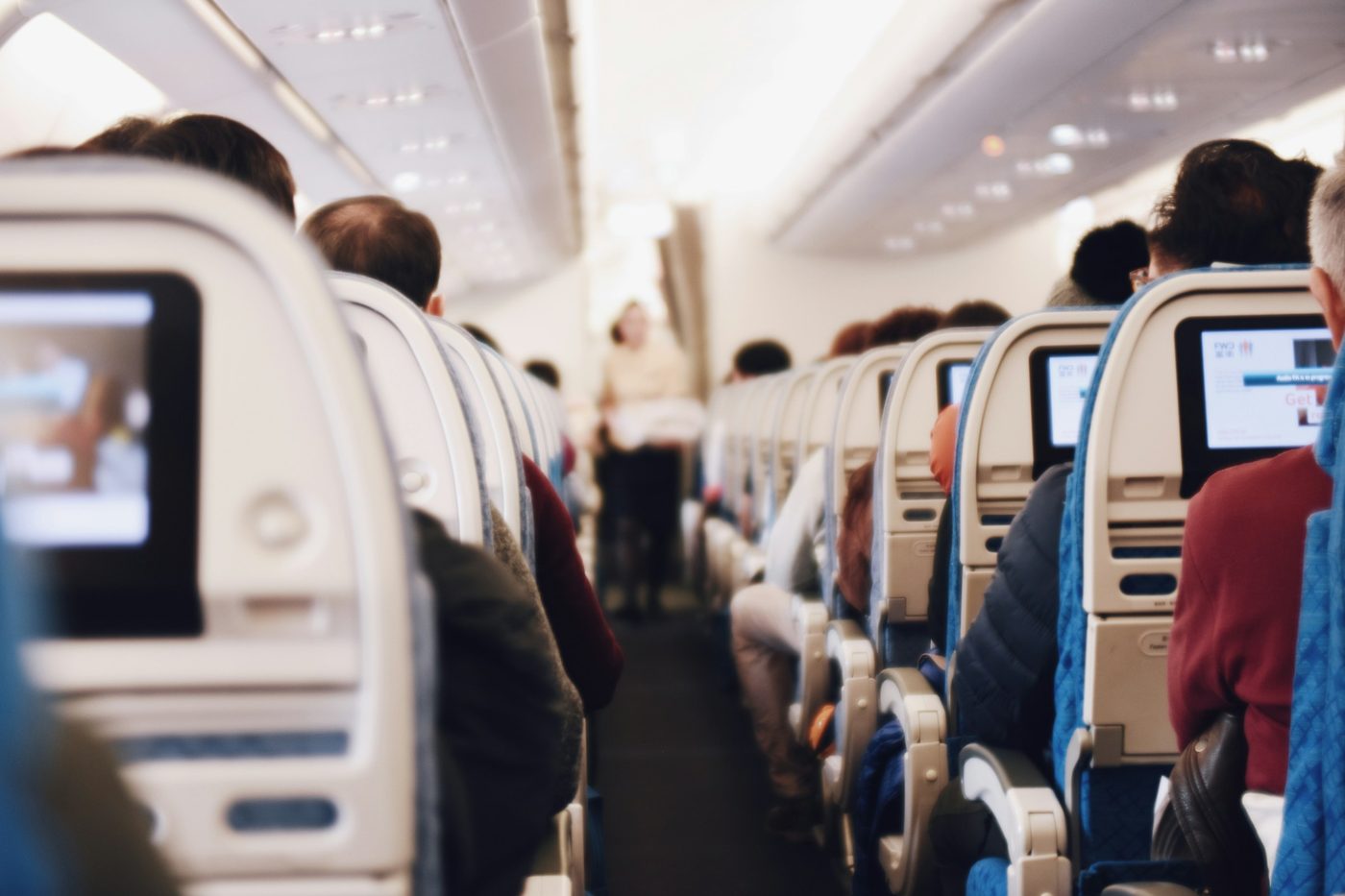 Pasillo de la cabina de un avión comercial durante el vuelo