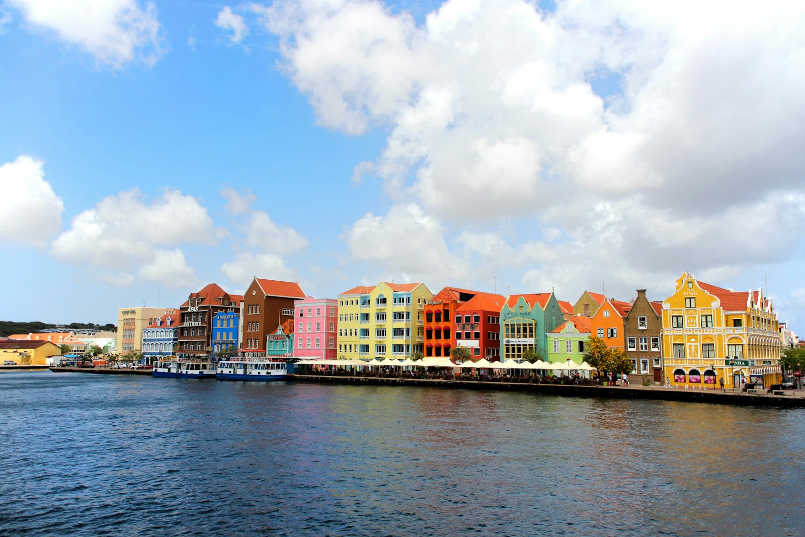 Fachadas de colores del malecón de Willemstad, en Curazao