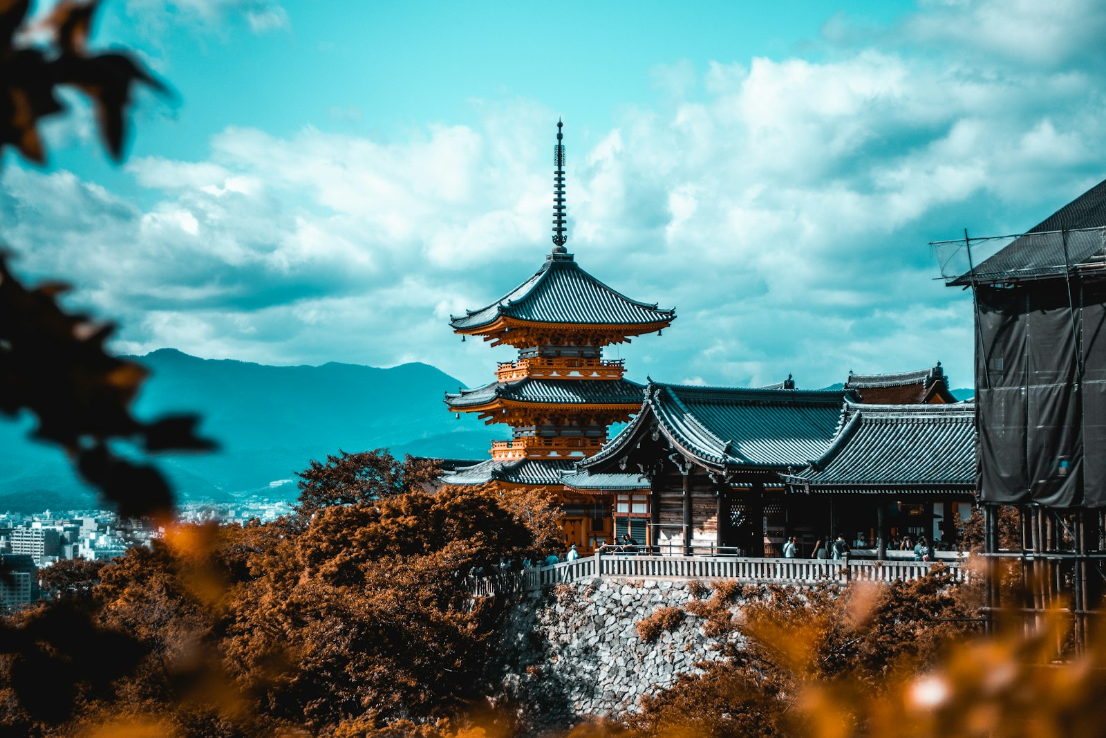 Pagoda del templo Kiyomizu-dera en Kioto, entre árboles de otoño y montañas