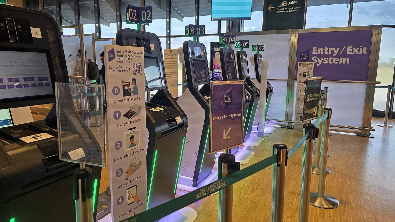 Kioscos del sistema de entradas y salidas en un aeropuerto europeo