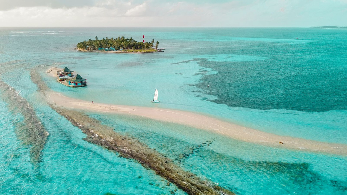 Vista aérea de Haynes Cay y el banco de arena del Acuario en San Andrés, con la barrera coralina