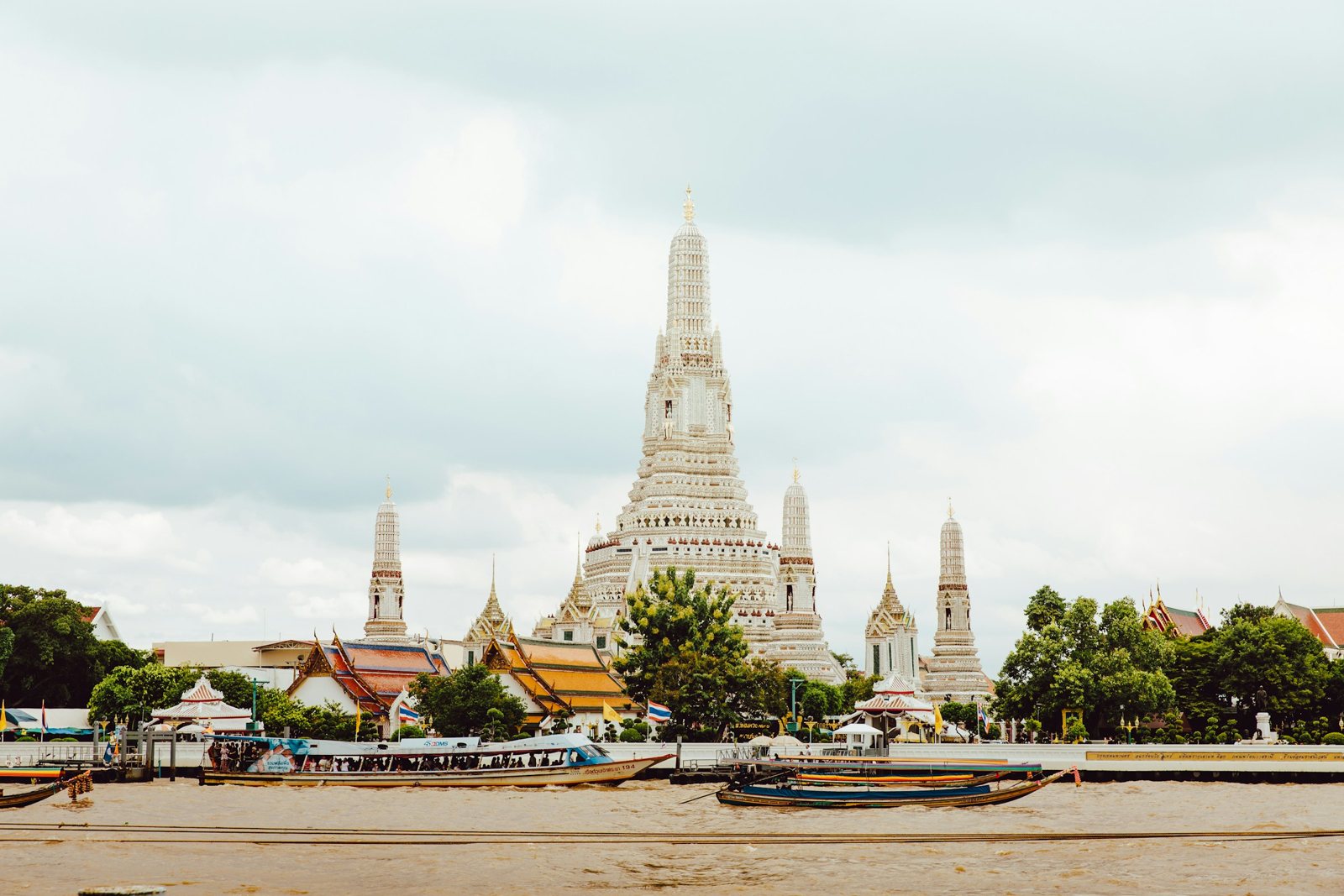 Templo Wat Arun junto al río en Bangkok