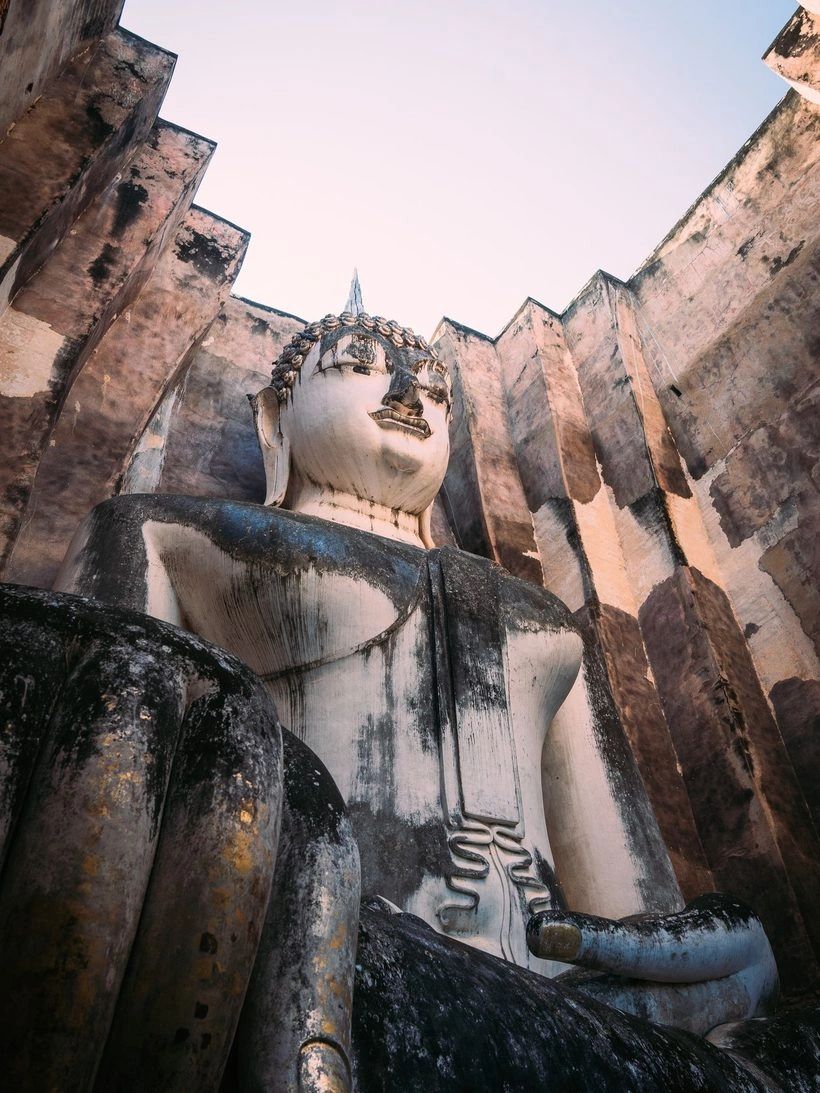 Gran Buda de piedra entre las ruinas del parque histórico de Sukhothai