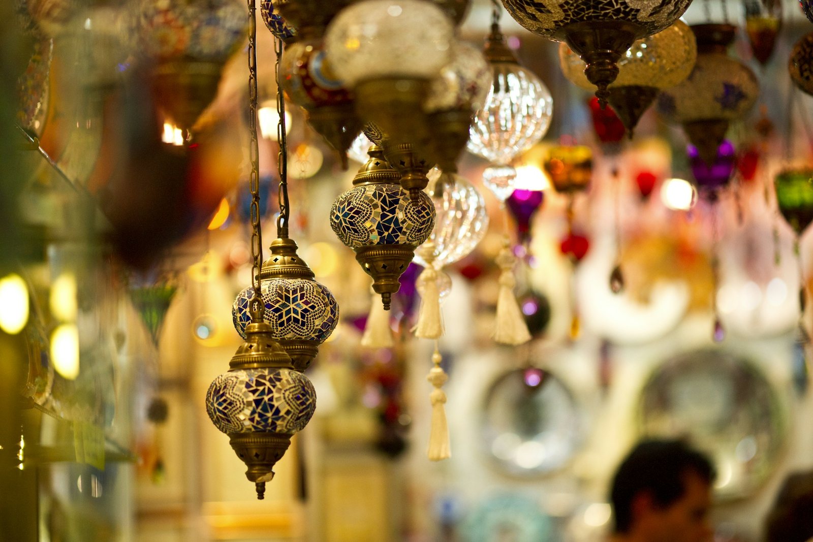 Lámparas otomanas de colores colgadas en una tienda del Gran Bazar
