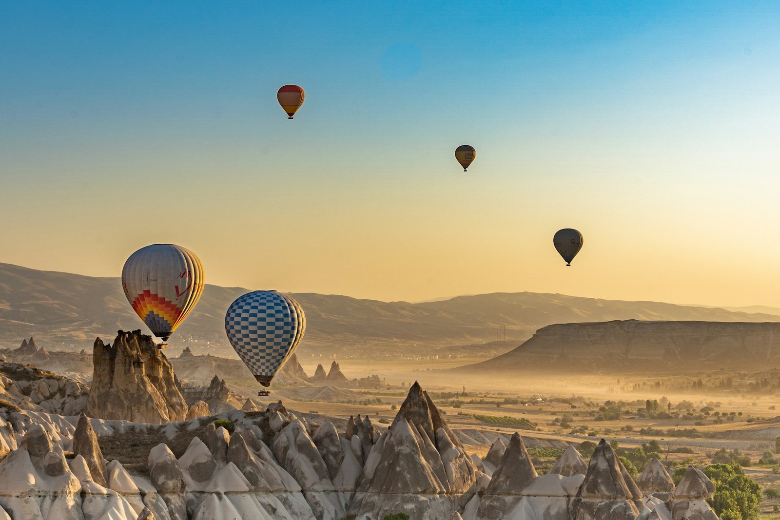 Globos aerostáticos sobre las formaciones rocosas de Capadocia