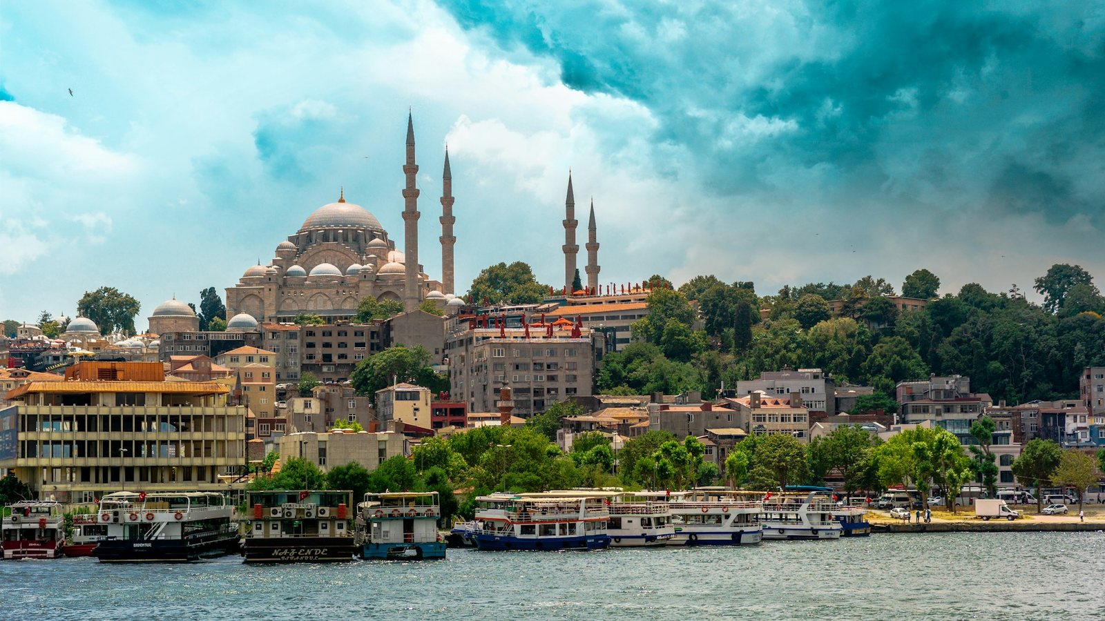 Mezquita de Solimán el Magnífico sobre el Cuerno de Oro, en Estambul