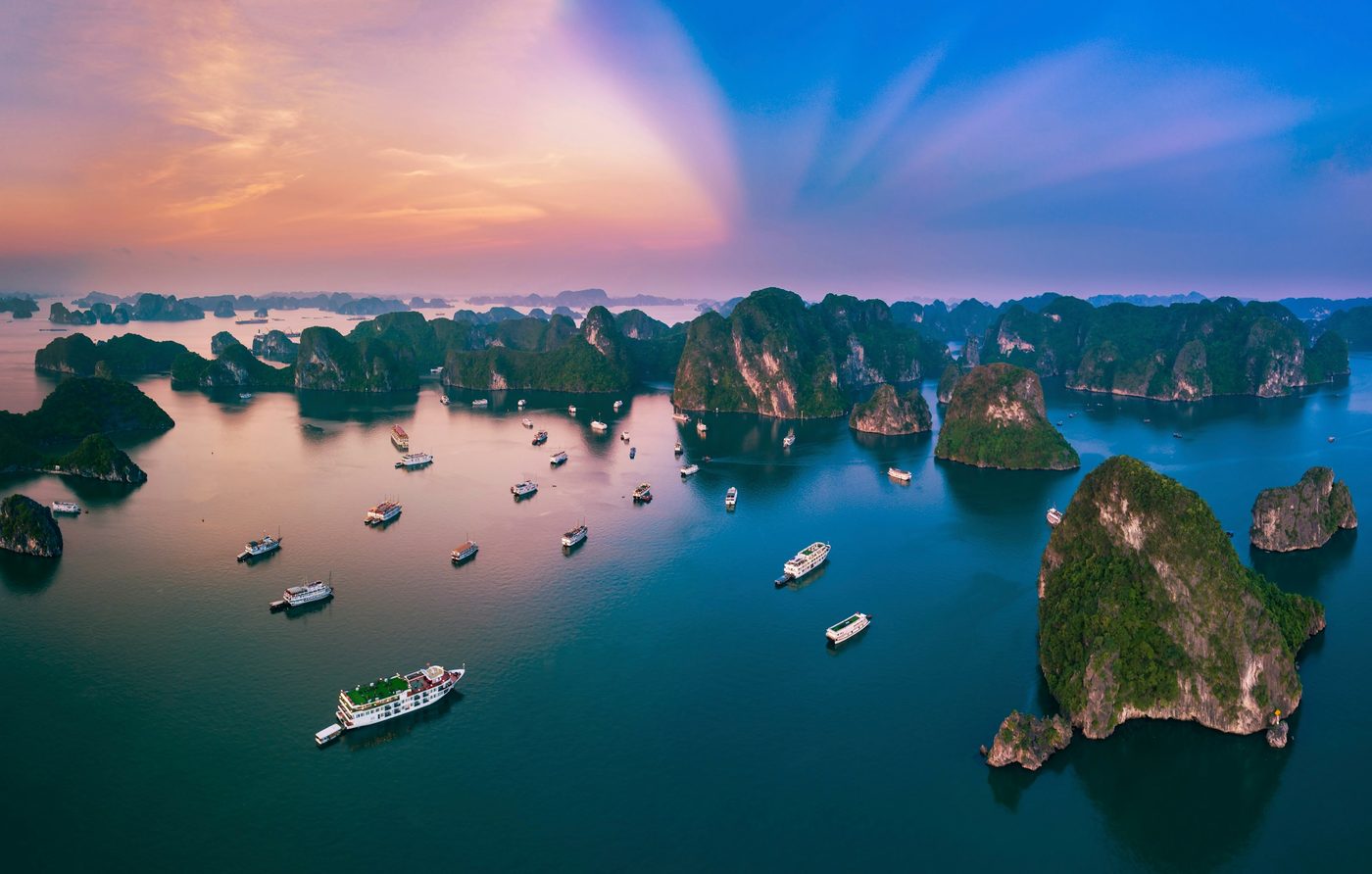 Islotes de piedra caliza de la bahía de Ha Long al atardecer, Vietnam