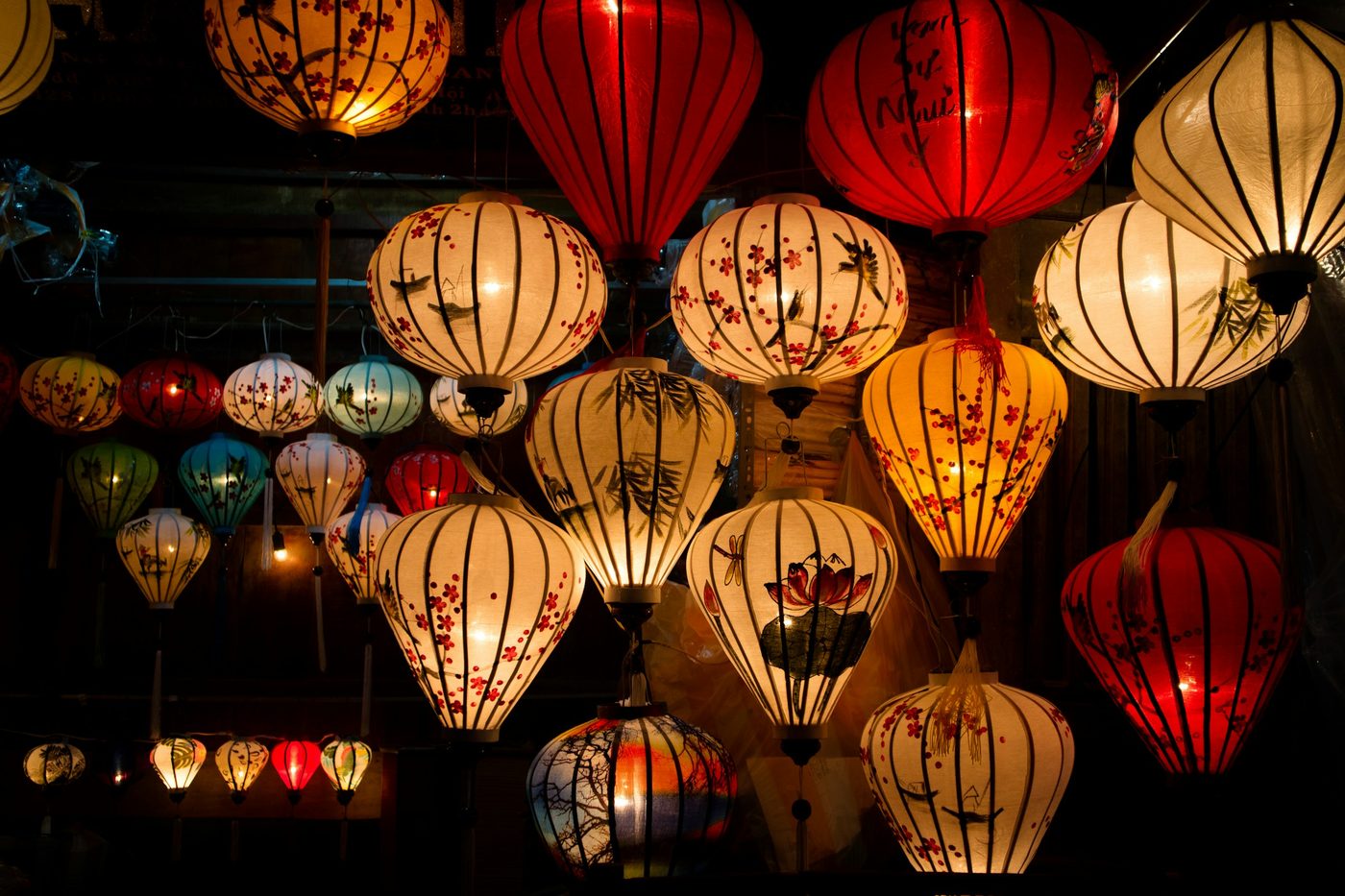 Faroles de seda de colores encendidos de noche en la ciudad antigua de Hoi An