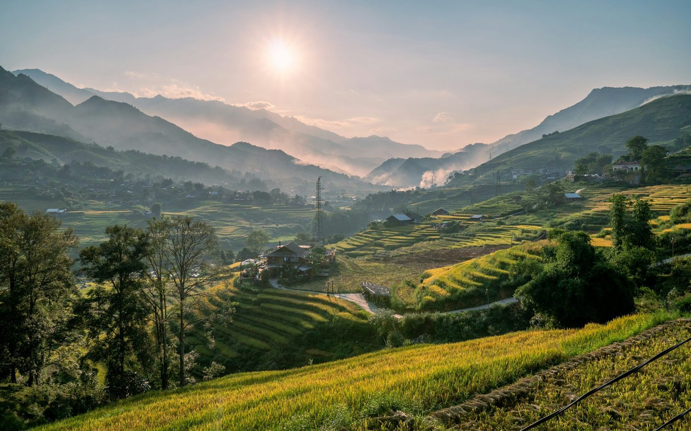 Valle de terrazas de arroz en Sapa, al norte de Vietnam, con montañas al fondo al atardecer