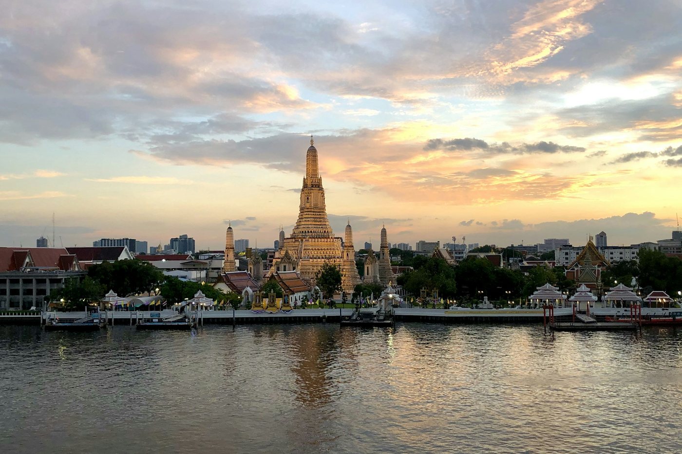 Vista de Bangkok desde el río Chao Phraya, con edificios y templos