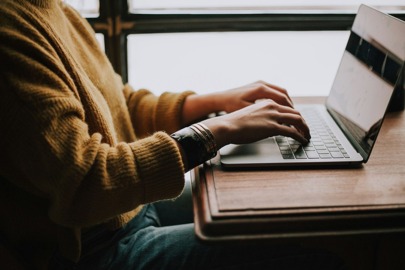 Persona diligenciando un formulario en línea desde un computador portátil