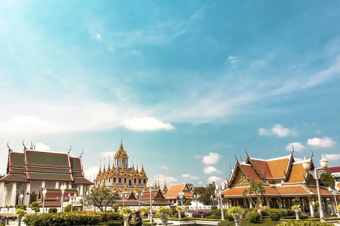 Templos de Bangkok con sus torres decoradas bajo el cielo azul