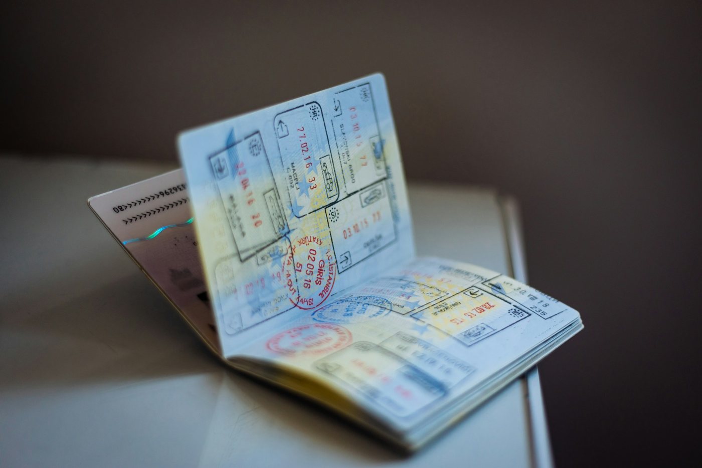 Pasaporte abierto con varios sellos de viaje sobre una mesa