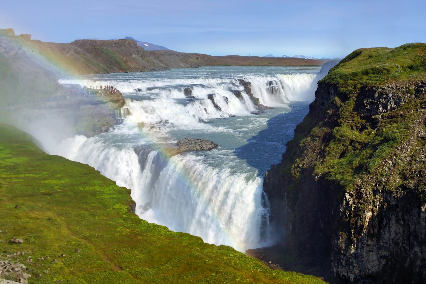 La cascada de Gullfoss con un arcoíris sobre el cañón