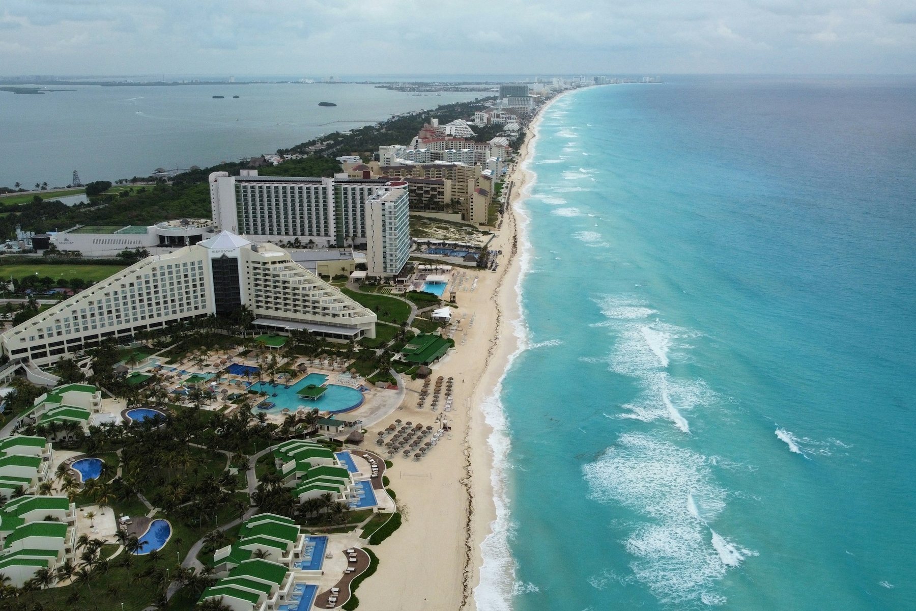 Vista aérea de la Zona Hotelera de Cancún frente al mar Caribe