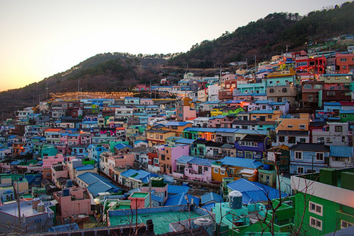Casas de colores en la ladera de la aldea cultural Gamcheon en Busan