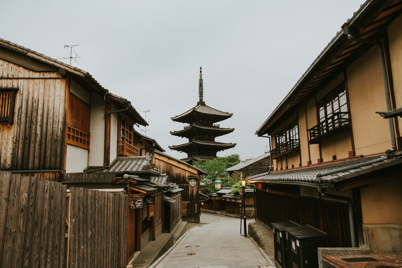 Pagoda Yasaka al fondo de una calle de casas de madera en Kioto